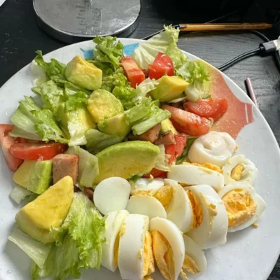 Ensalada fresca con aguacate, huevo y tomate